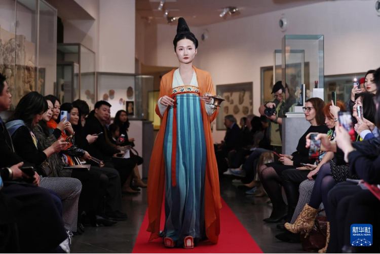 3月13日，在位于法國巴黎的吉美國立亞洲藝術(shù)博物館，模特展示敦煌復(fù)原服飾。新華社記者 高靜 攝