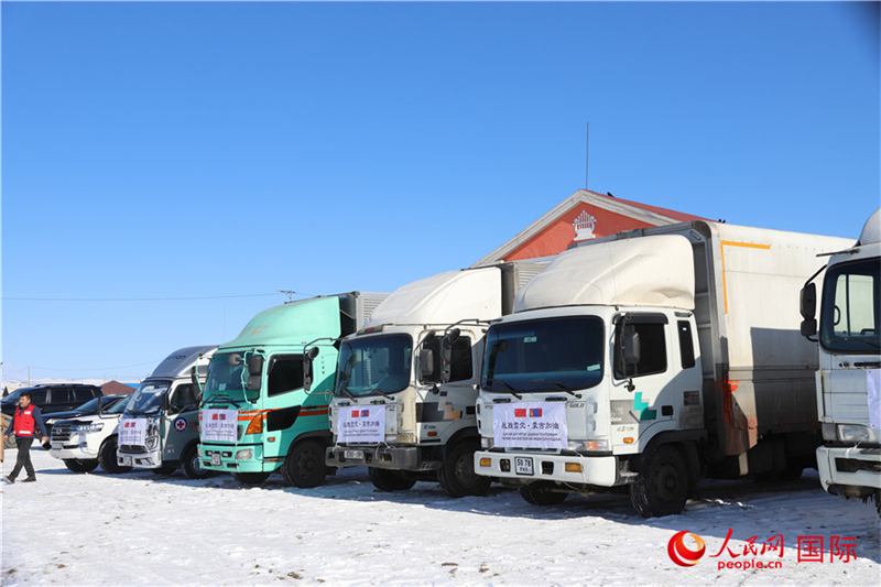6.3月18日，滿載賑災(zāi)物資卡車在中央省額爾登縣整裝待發(fā)。人民網(wǎng)記者 霍文攝