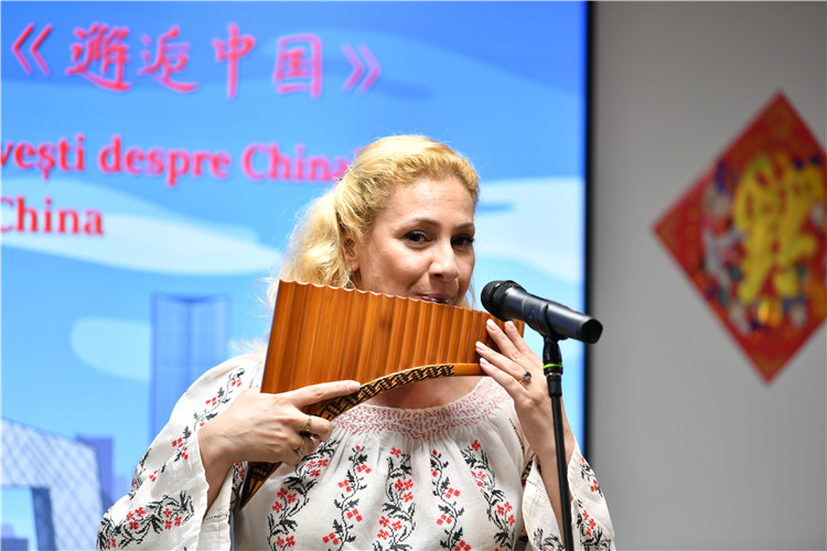 喬治亞娜·帕納演奏排簫。 布加勒斯特中國(guó)文化中心供圖。