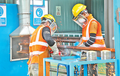 中企承建的馬東鐵項目創(chuàng)造就業(yè)機會超過1.8萬個，合作的當?shù)仄髽I(yè)超過1900家——為促進馬來西亞東西海岸互聯(lián)互通貢獻力量（共建“一帶一路”第一現(xiàn)場）