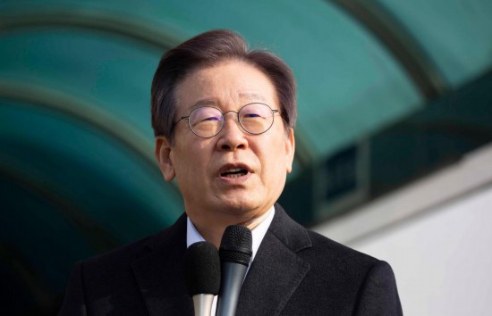 1月10日，韓國(guó)最大在野黨黨首李在明從首爾大學(xué)醫(yī)院出院時(shí)發(fā)表講話。新華社發(fā)（全休相攝）