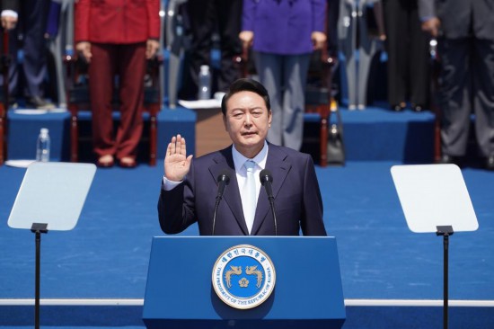 2022年5月10日，在韓國(guó)首爾，尹錫悅出席總統(tǒng)宣誓就職儀式。新華社發(fā)（李相浩攝）