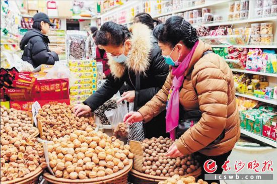 　　在長沙南門口菜市場附近的一家炒貨店內(nèi)，市民正在選購年貨?！　￠L沙晚報全媒體記者 范宏歡 攝