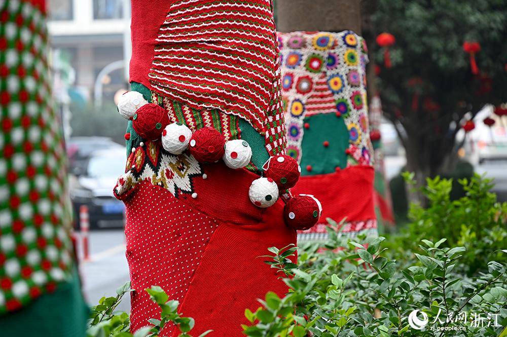 杭州市拱墅區(qū)獅虎橋路上的行道樹“穿”上了新裝。人民網(wǎng) 葉賓得攝