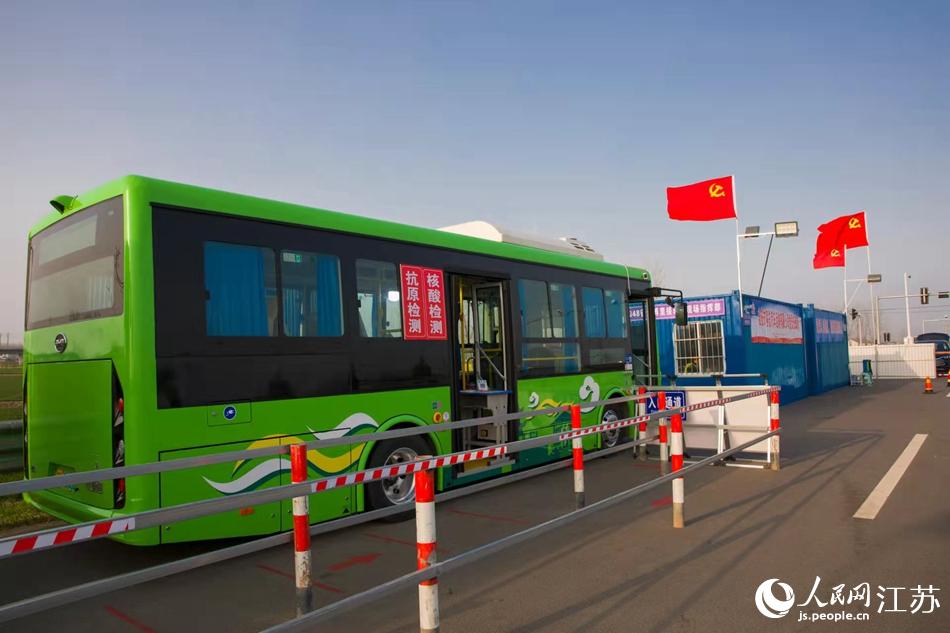淮安市客總汽車運(yùn)輸有限公司調(diào)集兩部車況最佳“核酸采樣流動(dòng)車”，組建黨員“先鋒崗”。紀(jì)星名攝