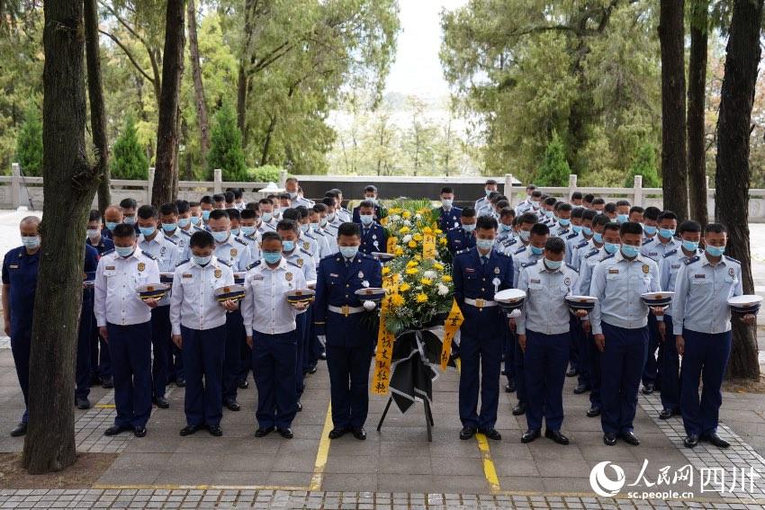 涼山州森林消防支隊(duì)駐西昌全體消防救援人員一同前往西昌市烈士陵園舉行紀(jì)念活動(dòng)。樊文淵攝