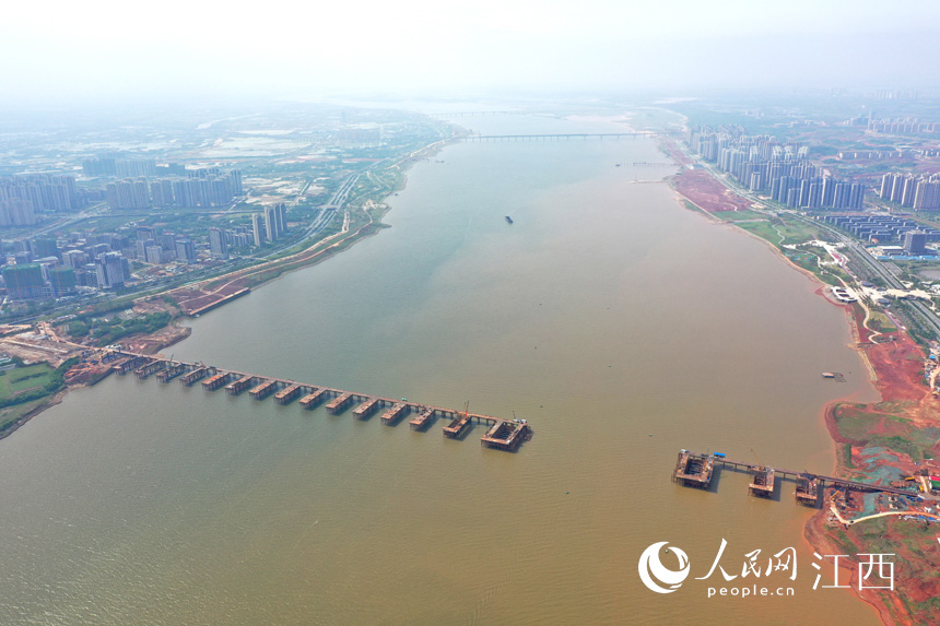 航拍九龍湖過(guò)江大橋，該橋是南昌第七座跨贛江通道。 人民網(wǎng) 時(shí)雨攝