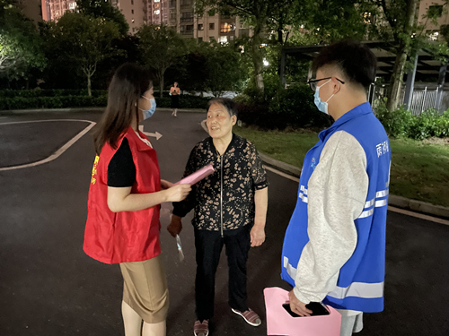 工作人員在小區(qū)進行宣傳。受訪單位供圖