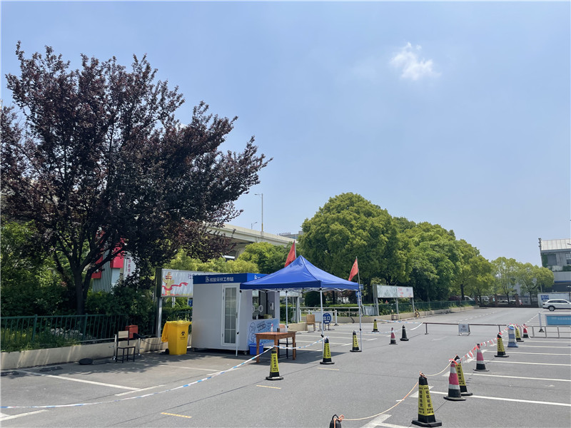 常態(tài)化“核酸采樣工作站”亮相上海街頭。龔昱攝