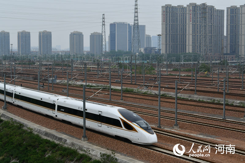 列車駛出站臺(tái)。人民網(wǎng) 霍亞平攝