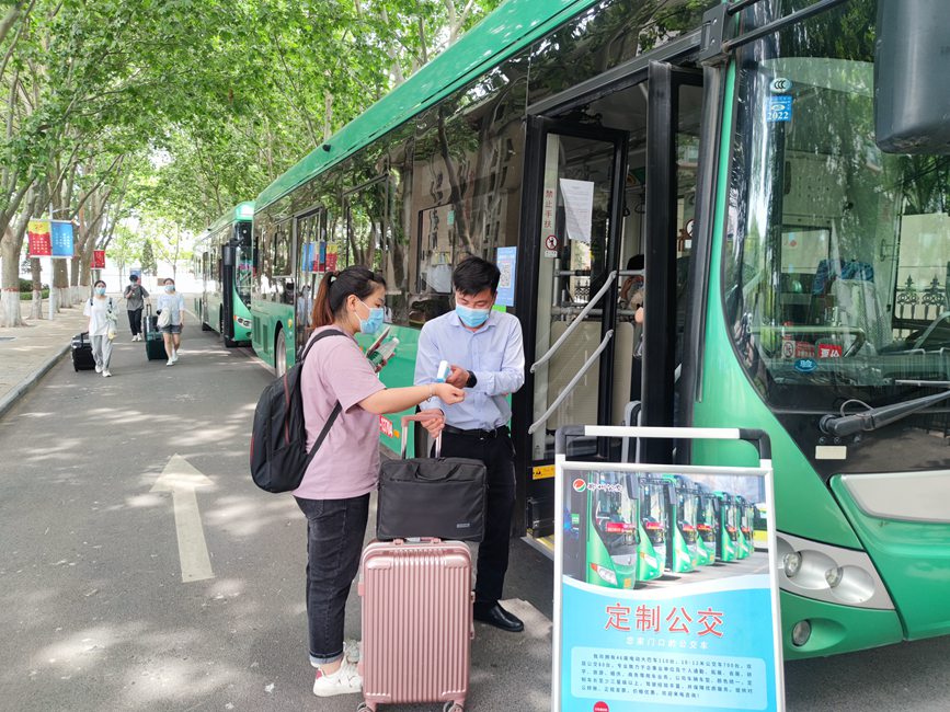 公交車從校園宿舍樓下出發(fā)，直達(dá)鄭州火車站和鄭州東站。崔晨攝