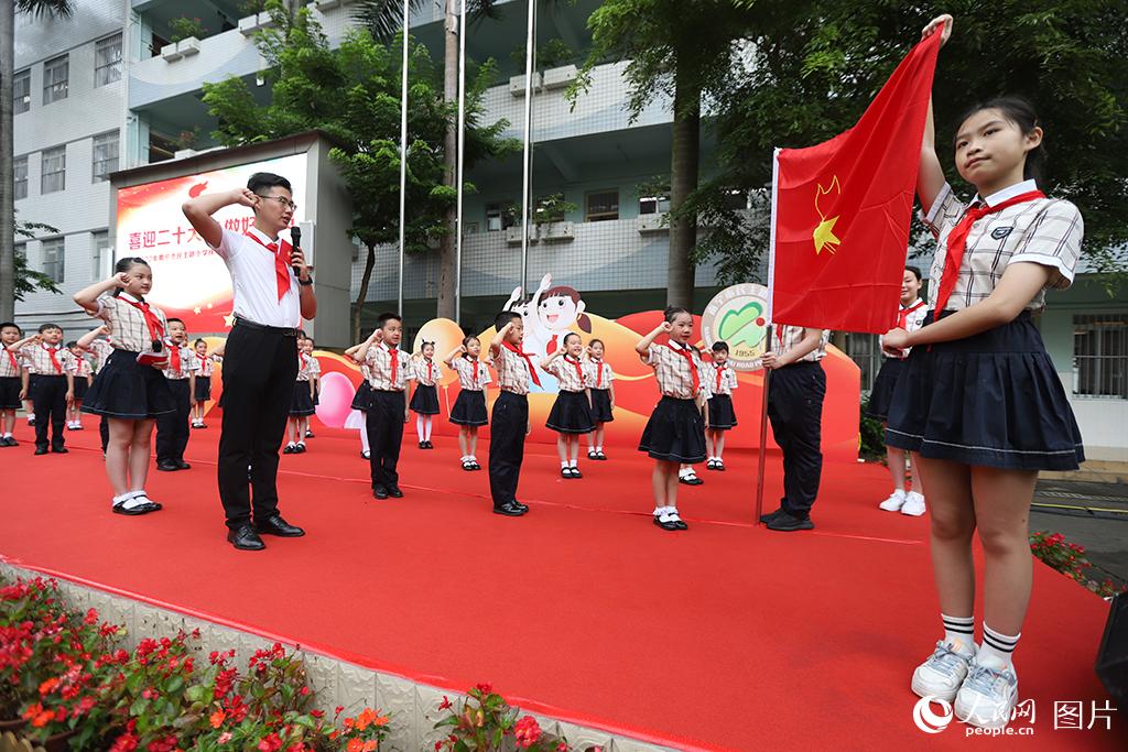 5月31日，在廣西壯族自治區(qū)南寧市民主路小學(xué)，學(xué)校大隊(duì)輔導(dǎo)員帶領(lǐng)少先隊(duì)員呼號(hào)。人民網(wǎng)記者 嚴(yán)立政攝