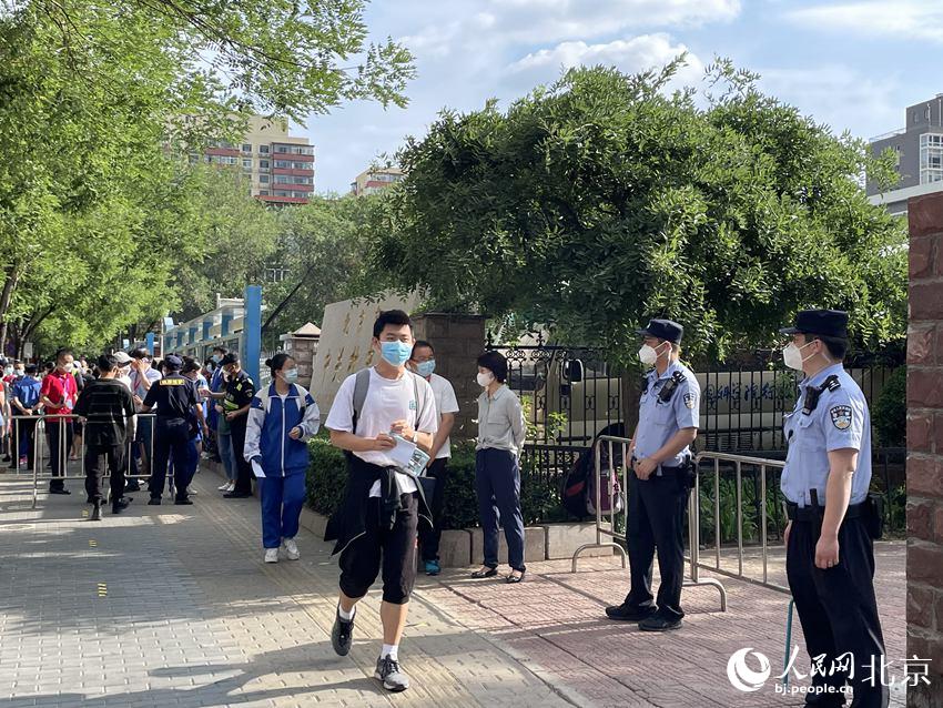 在中關(guān)村中學(xué)考點，考生們有序走入考點。人民網(wǎng) 董兆瑞攝