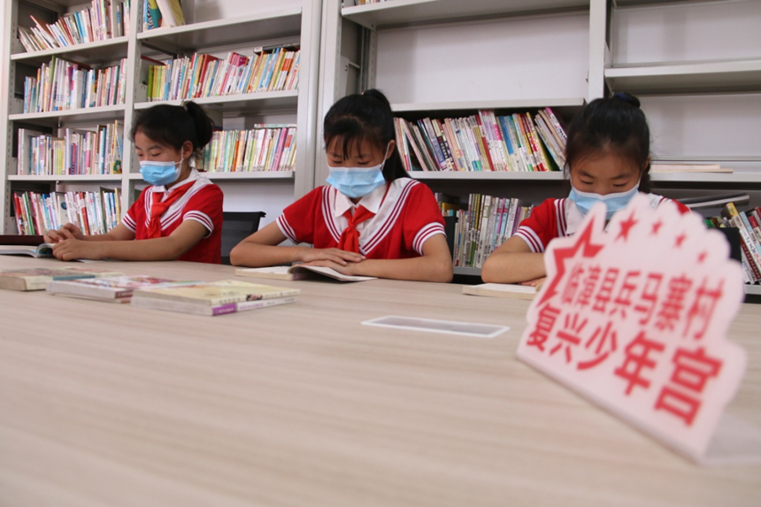河北省臨漳縣柏鶴集鄉(xiāng)兵馬寨村復(fù)興少年宮，孩子們?cè)陂営[室讀書。 申志好攝