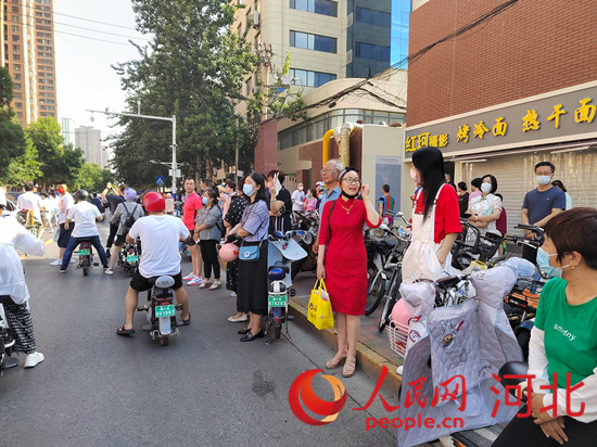 石家莊外國(guó)語(yǔ)學(xué)?？键c(diǎn)外送考的家長(zhǎng)。人民網(wǎng) 祝龍超攝