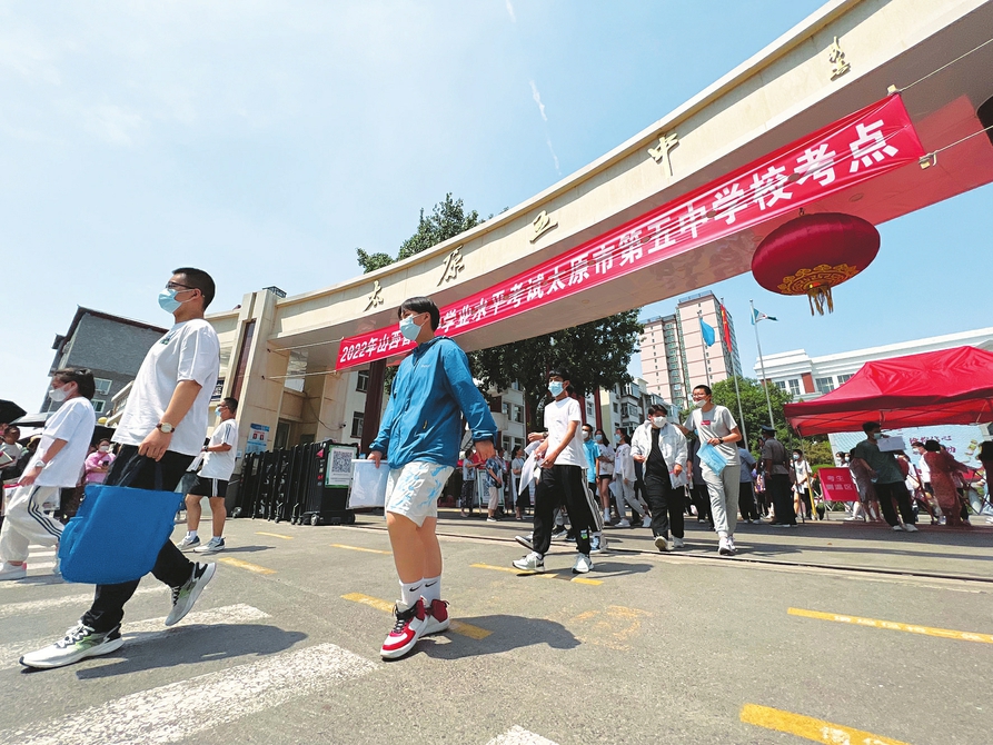 六月二十日，中考太原五中考點(diǎn)，完成首門考試的考生滿懷信心走出考場。記者李兆民攝