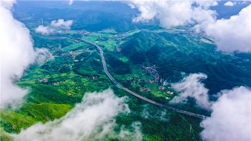 湖南省常寧市廟前鎮(zhèn)泉井村，云霧繚繞，青山蒼翠，公路蜿蜒，秀美如畫。周秀魚春攝