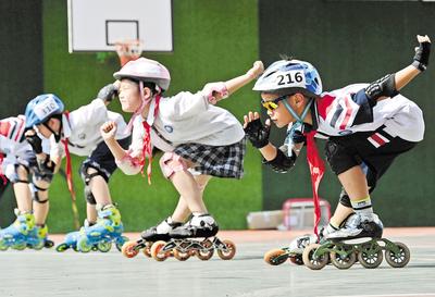 6月23日，邯鄲市邯山區(qū)實驗小學(xué)的學(xué)生在練習(xí)輪滑。 當(dāng)日是國際奧林匹克日，該小學(xué)開展了“我運動、我健康、我快樂”為主題的體育活動，通過足球、籃球、武術(shù)、輪滑、擊劍等運動，讓學(xué)生們享受運動健身的快樂，感受運動的魅力。 河北日報通訊員 郝群英攝