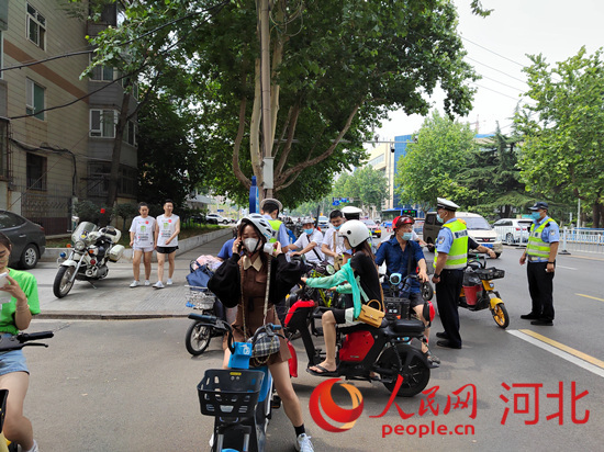 石家莊交警在查處非機(jī)動(dòng)車違章。人民網(wǎng)祝龍超攝