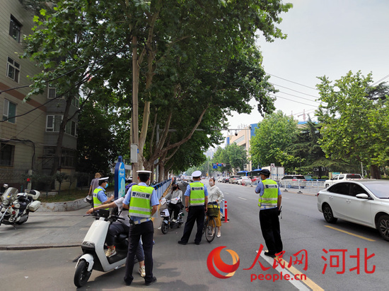 石家莊交警在查處非機(jī)動(dòng)車違章。人民網(wǎng)祝龍超攝