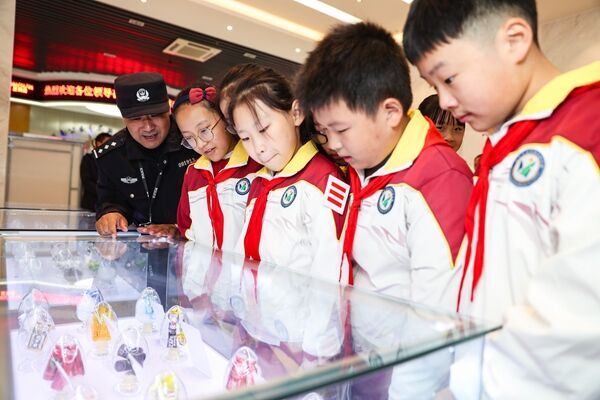 學(xué)生代表參觀禁毒展。鹽城公安供圖