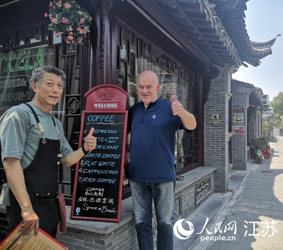 愛(ài)逛古巷的巴西人和揚(yáng)州朋友在仁豐里開了一家西餐廳。 人民網(wǎng) 張玉峰攝