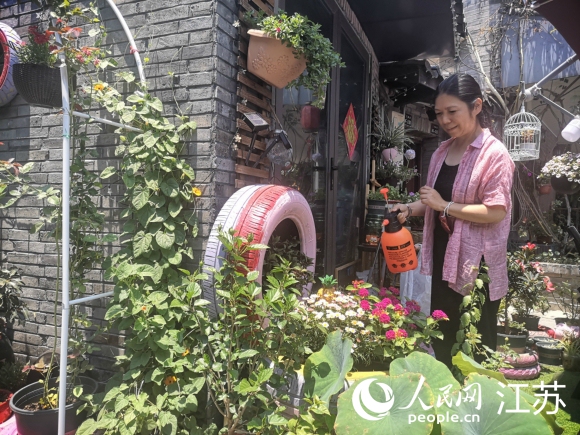 原在上海工作的袁荔退休后重回?fù)P州古城生活。 人民網(wǎng) 張玉峰攝