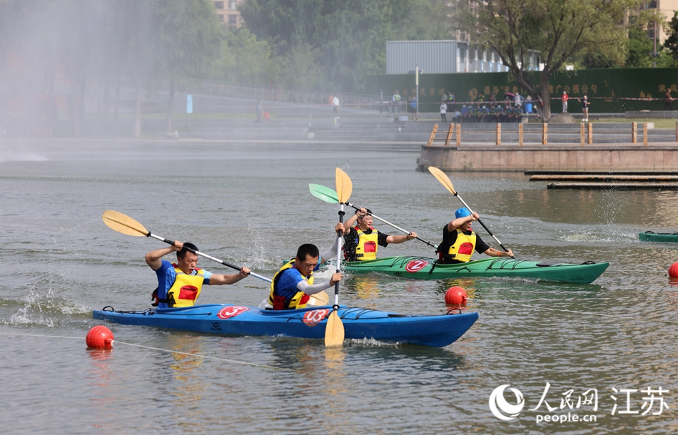 夏日清晨，一艘艘色彩鮮艷的賽艇和槳板在伯瀆河畔穿梭。朱剛?cè)簲z