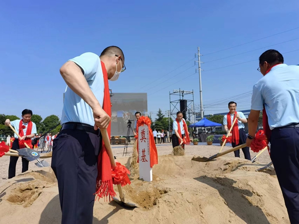 作為今年荷花節(jié)“開場秀”，理士新能源智造園區(qū)項目正式開工。人民網(wǎng) 馬曉波攝