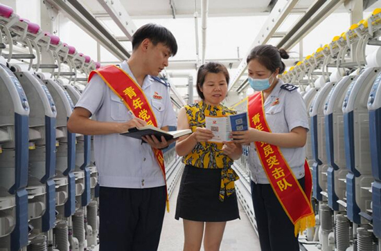 國家稅務(wù)總局常德市西洞庭西湖管理區(qū)稅務(wù)局成立青年黨員突擊隊(duì)，走進(jìn)常德銀駿紡織有限公司等企業(yè)送政策、問需求、解難題。受訪單位供圖