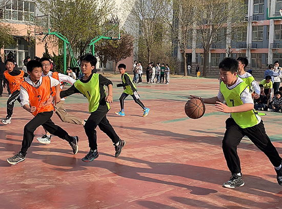 河北省威縣第四小學學生進行籃球比賽。 趙國華攝