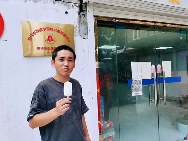 2過路司機(jī)在驛站冷飲。人民網(wǎng)記者王繼亮攝.jpg