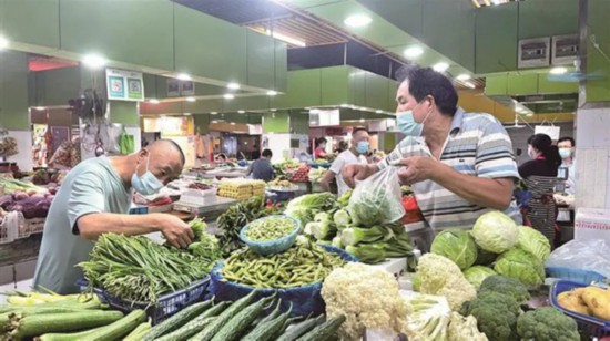無錫市民在沁揚市場和往常一樣購買農(nóng)副產(chǎn)品。宗曉東攝