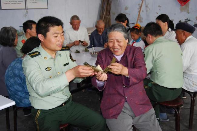 趙德恒與孤寡老人共度端午佳節(jié) 。 濱州市公安局海岸警察支隊岔尖派出所供圖