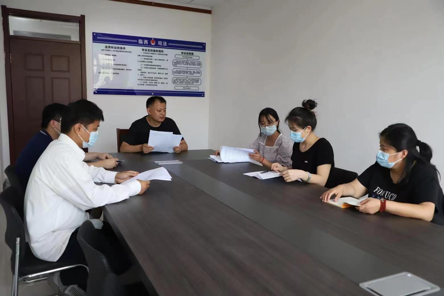 邢臺(tái)市臨西縣司法局工作人員在行政復(fù)議聽(tīng)證室對(duì)行政復(fù)議事項(xiàng)開(kāi)展聽(tīng)證問(wèn)詢。 孟凡儒攝