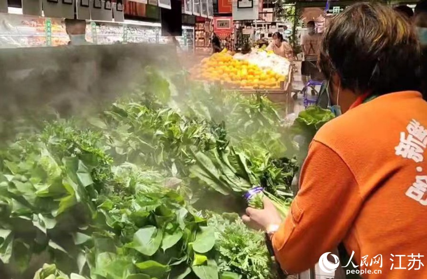 在大潤發(fā)長江北路店里，果蔬、肉蛋等生活必需品種類齊全，供應(yīng)充足，市民正有序選購。無錫市委網(wǎng)信辦供圖