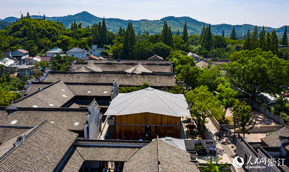 7月23日，空中俯瞰位于寧波市江北區(qū)慈城鎮(zhèn)的抱珠樓。人民網(wǎng) 章勇濤攝
