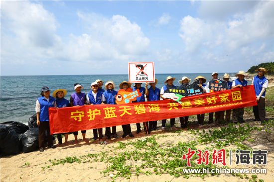 環(huán)保志愿者呼吁停止隨地扔垃圾、破壞環(huán)境等不文明行為。