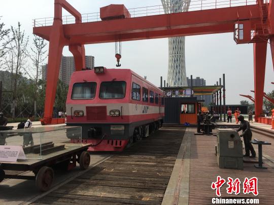 公園內(nèi)的火車車廂與貨場龍門吊等工業(yè)遺跡?！「呒t超 攝