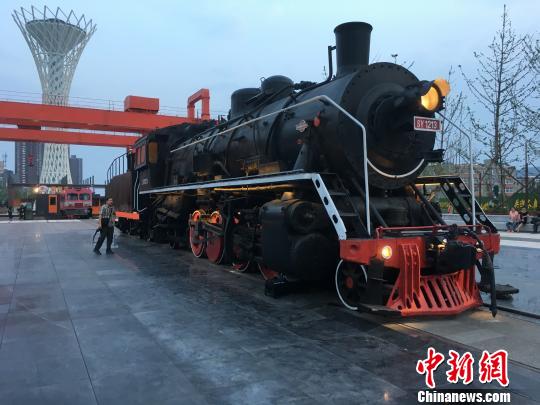 公園內(nèi)保留布置了蒸汽時代火車頭。　高紅超 攝