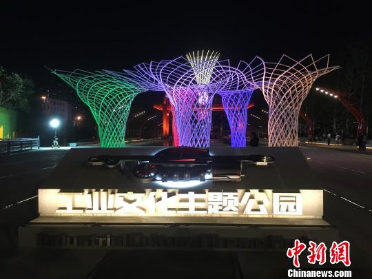 夜晚，奧運(yùn)“五色樹”的燈光?！「呒t超 攝