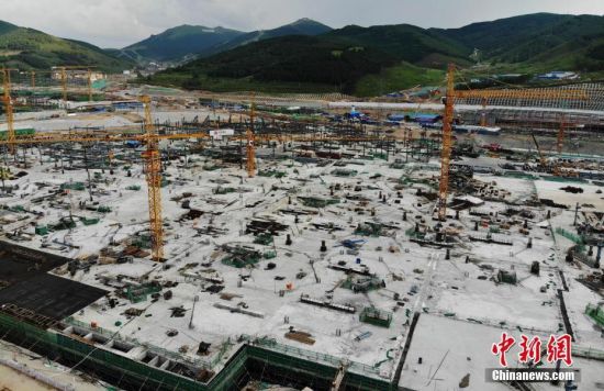 6月28日，航拍鏡頭下的河北張家口冬奧會太子城冰雪小鎮(zhèn)項目。太子城冰雪小鎮(zhèn)項目位于2022年冬奧會張家口賽區(qū)核心區(qū)，連接張家口賽區(qū)云頂和古楊樹兩個競賽場館群，建成后將承擔賽時核心區(qū)配套保障功能，提供冬奧頒獎、貴賓接待、交通換乘、休閑娛樂等服務，賽后將成為一座國際化四季度假小鎮(zhèn)。 中新社記者 楊艷敏 攝