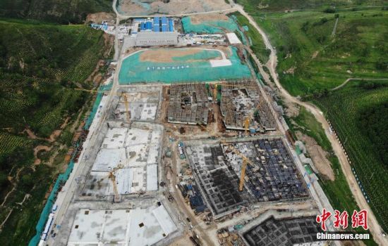 6月28日，航拍鏡頭下的河北張家口冬奧會太子城冰雪小鎮(zhèn)項目。太子城冰雪小鎮(zhèn)項目位于2022年冬奧會張家口賽區(qū)核心區(qū)，連接張家口賽區(qū)云頂和古楊樹兩個競賽場館群，建成后將承擔賽時核心區(qū)配套保障功能，提供冬奧頒獎、貴賓接待、交通換乘、休閑娛樂等服務，賽后將成為一座國際化四季度假小鎮(zhèn)。 中新社記者 楊艷敏 攝