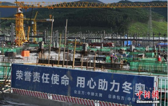 6月28日，河北張家口冬奧會太子城冰雪小鎮(zhèn)項目現(xiàn)場。太子城冰雪小鎮(zhèn)項目位于2022年冬奧會張家口賽區(qū)核心區(qū)，連接張家口賽區(qū)云頂和古楊樹兩個競賽場館群，建成后將承擔賽時核心區(qū)配套保障功能，提供冬奧頒獎、貴賓接待、交通換乘、休閑娛樂等服務，賽后將成為一座國際化四季度假小鎮(zhèn)。 中新社記者 楊艷敏 攝
