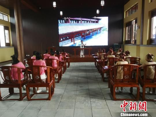 學(xué)生們?cè)诖笤瓡?shū)院誦讀國(guó)學(xué)經(jīng)典?！⊥貔i 攝