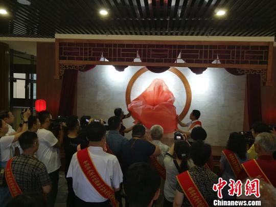 為董子石像揭幕?！⊥貔i 攝
