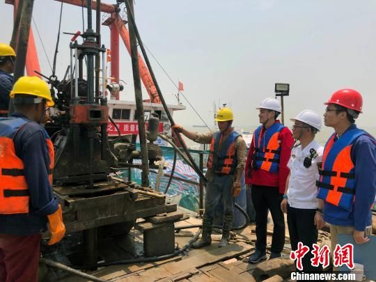 圖為勘察設(shè)計人員與常熟海事局執(zhí)法船在現(xiàn)場配合鉆探施工?！∥赫?攝