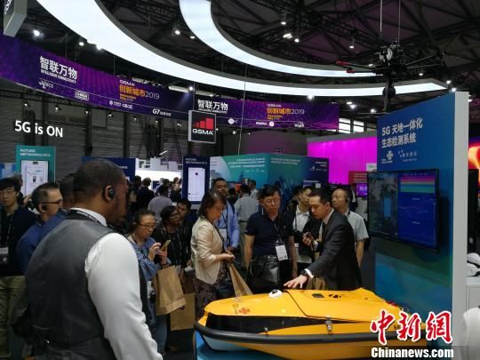 圖為現(xiàn)場(chǎng)人員講解5G“天地一體化”生態(tài)檢測(cè)系統(tǒng)?！∪伟厮?攝