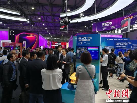 雄安新區(qū)展臺(tái)吸引不少眾多觀眾駐足關(guān)注?！∪伟厮?攝