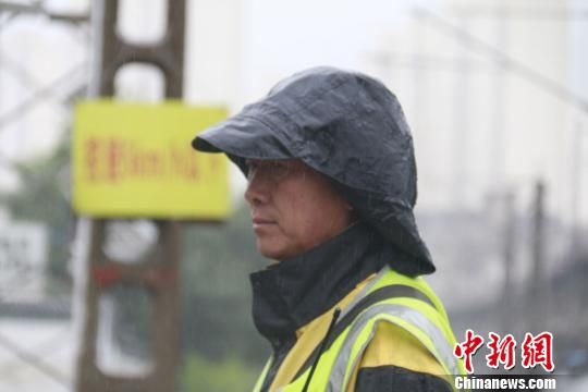 蘭州西工務(wù)段蘭州線路車間防護員雨中巡查?！⊥豕廨x 攝